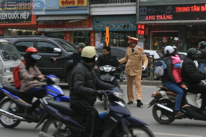 Nguyễn Văn Tấn cũng bị lực lượng cảnh sát bắt giữ cùng chiếc xe máy.